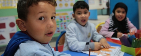 Des enfants dans une classe de préscolaire d'une école à Fnideq.