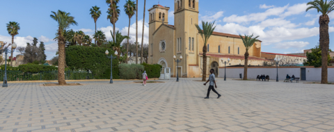 La cathédrale Saint Louis d’Anjou, située sur la Place du 9 juillet, à Oujda. Crédit : Oussama Rhaleb / Le Desk