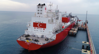 Une unité flottante turque de stockage et de regazéification de GNL. Crédit : DR