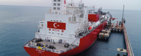 Une unité flottante turque de stockage et de regazéification de GNL. Crédit : DR