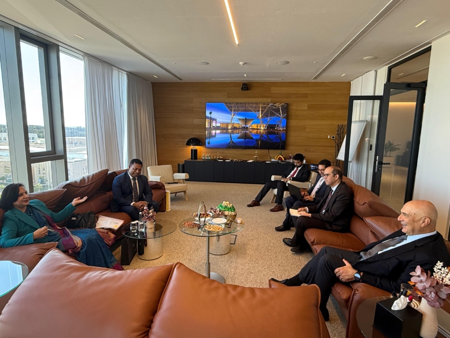 Neena Malhotra, secrétaire (Sud) au ministère indien des Affaires étrangères reçue à l’UM6P le 20 novembre par le PDG d’OCP, Mostafa Terrab. Crédit : Ambassade de l’Inde à Rabat
