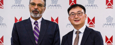 Hasan Al-Alami, directeur général principal pour le Moyen-Orient et l’Afrique chez Jameel Motors, et Hu Yong, directeur général de JMC.