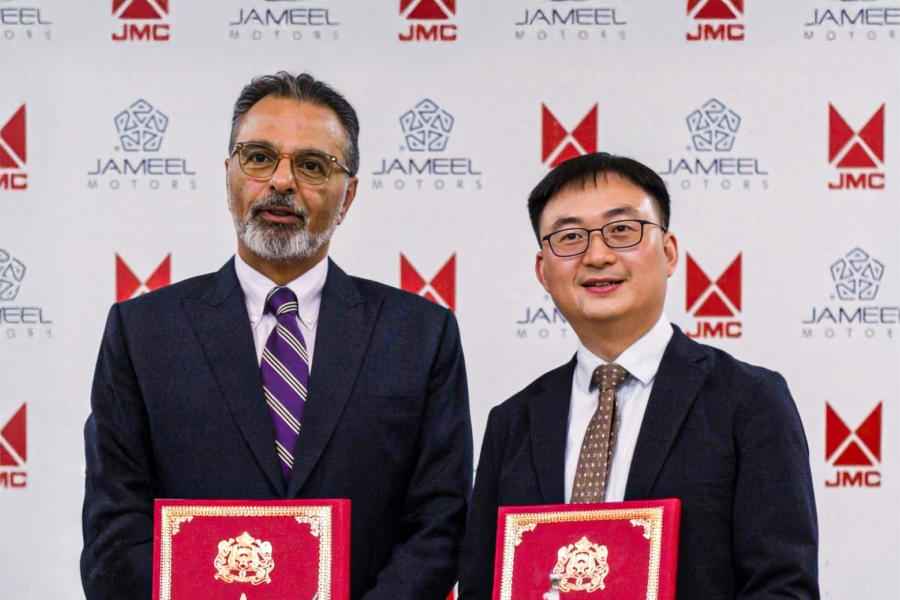 Hasan Al-Alami, directeur général principal pour le Moyen-Orient et l’Afrique chez Jameel Motors, et Hu Yong, directeur général de JMC.