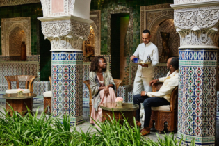 Des touristes dans un riad à Marrakech.