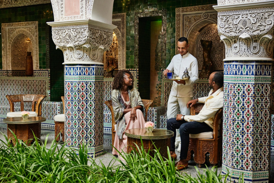 Des touristes dans un riad à Marrakech.