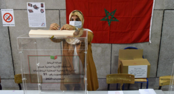 Une électrice dans un bureau de vote à Rabat, lors des élections générales de 2021.