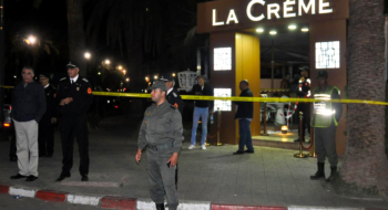 Des policiers devant la scène de crime au café « La Crème » à Marrakech, en novembre 2017.