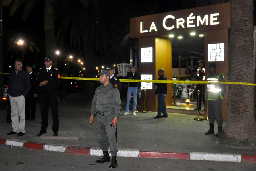 Des policiers devant la scène de crime au café « La Crème » à Marrakech, en novembre 2017.