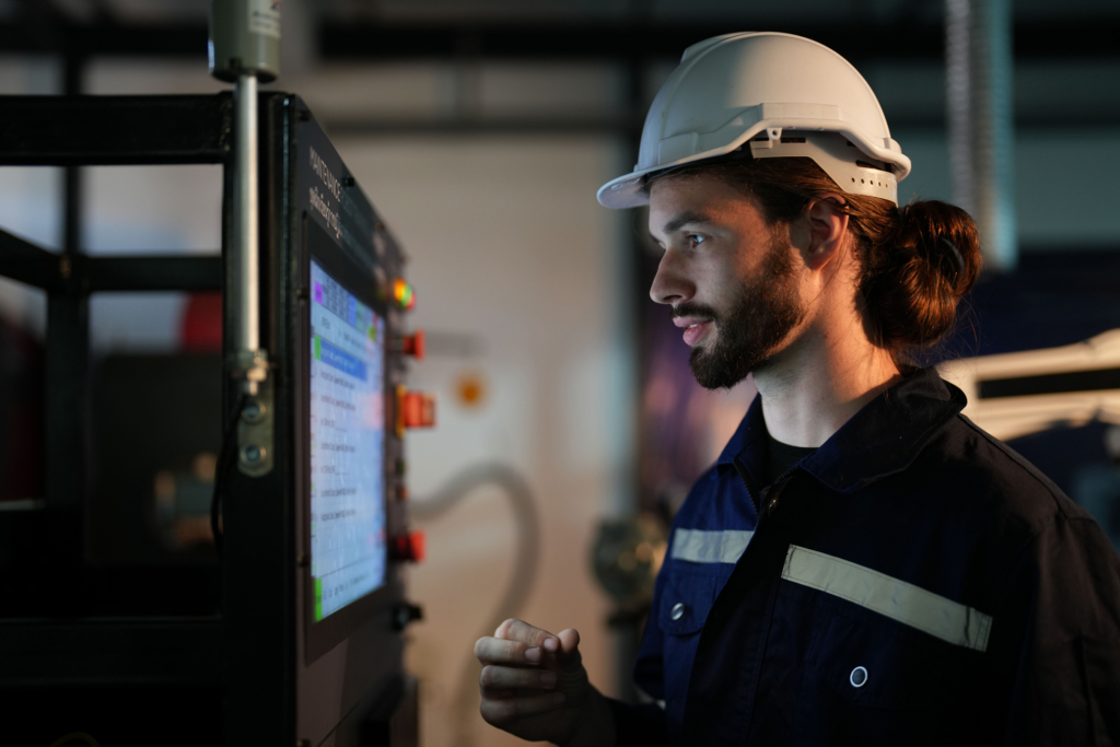 Un technicien d'OCP Maintenance Solutions sur un site du Groupe OCP.