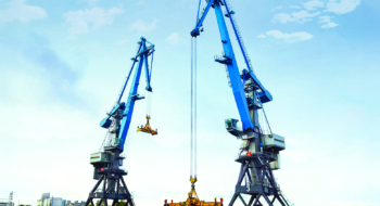 Des grues de levage portuaire de la société lettone Rikon.