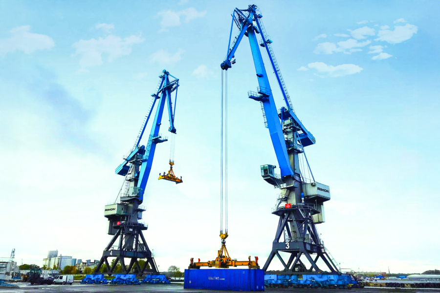 Des grues de levage portuaire de la société lettone Rikon.