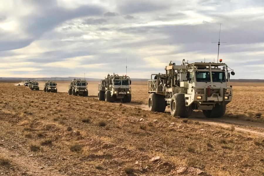 Des « vibroseis trucks », utilisés dans les opérations de prospection sismique pour l’exploration pétrolière et gazière, déployés par Sound Energy à Tendrara.