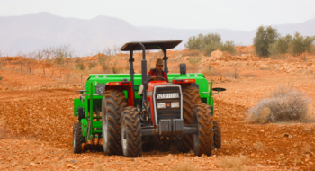 Lors d'une opération de semis dans un champ agricole.