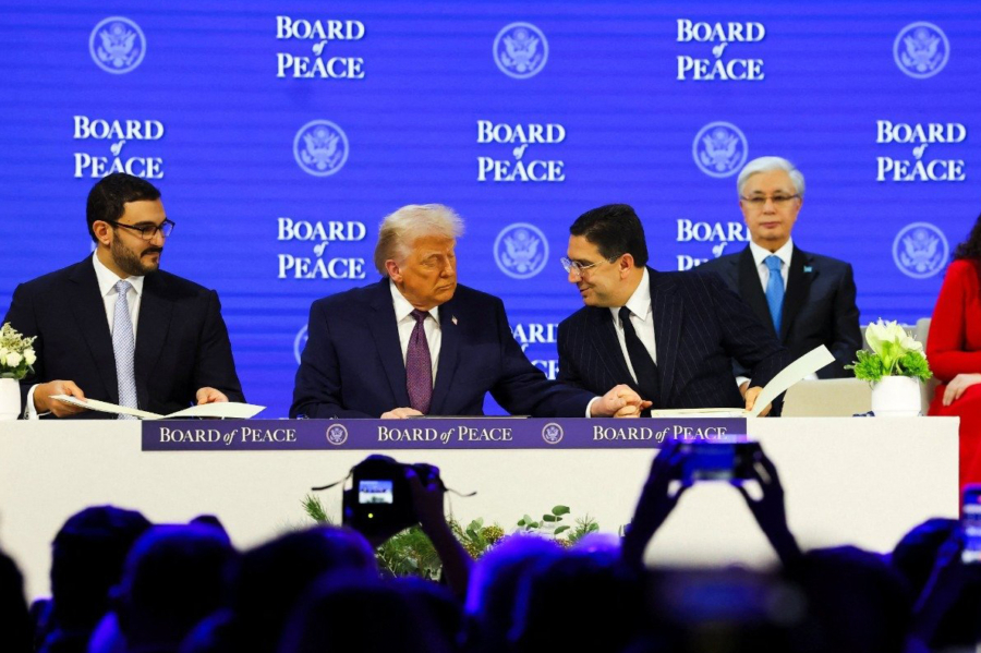 Lors de la signature de la Charte constitutive du Conseil de Paix par Nasser Bourita, ministre des Affaires étrangères, devant Donald Trump, président des États-Unis, le 22 janvier 2026, à Davos, en Suisse.