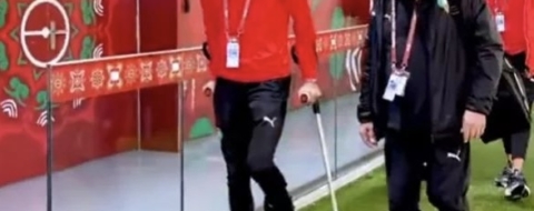 Azzedine Ounahi, milieu de terrain marocain, arrive en béquilles au stade Prince Moulay Abdellah de Rabat. Crédit : DR