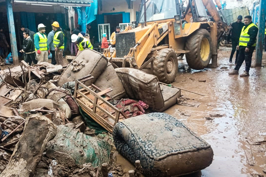 Lors d'une opération de nettoyage de débris dans les rues de Safi, après les inondations survenues le 14 décembre 2025.