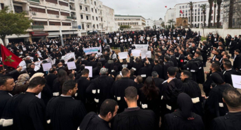 Lors d'un sit-in tenu par les avocats devant le Parlement, à Rabat, en protestation contre le projet de loi relatif à la profession.