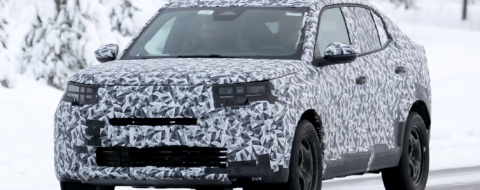 Un prototype lourdement camouflé du futur Fiat Fastback, surpris lors de tests hivernaux en Europe.