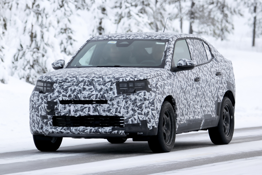 Un prototype lourdement camouflé du futur Fiat Fastback, surpris lors de tests hivernaux en Europe.