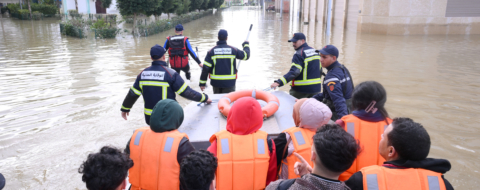 Lors d'une opération d'évacuation conduite par la Protection civile à la suite des inondations survenues à Ksar El Kébir.
