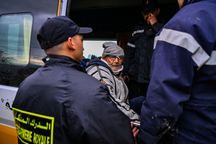 Des éléments de la Gendarmerie royale lors d'une opération d'évacuation des habitants, en prévention des inondations dans région du Gharb.