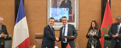 Abdellatif Ouahbi, ministre de la Justice, et son homologue français Gérald Darmanin, lors de la signature à Rabat, le 2 février 2026, d'un plan d'action pour la coopération judiciaire pour la période 2026-2028.