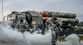 Des soldats chinois affectés à une unité de défense aérienne opérant un système HQ-9 lors d’un exercice d’entraînement multidisciplinaire, le 27 février 2026.