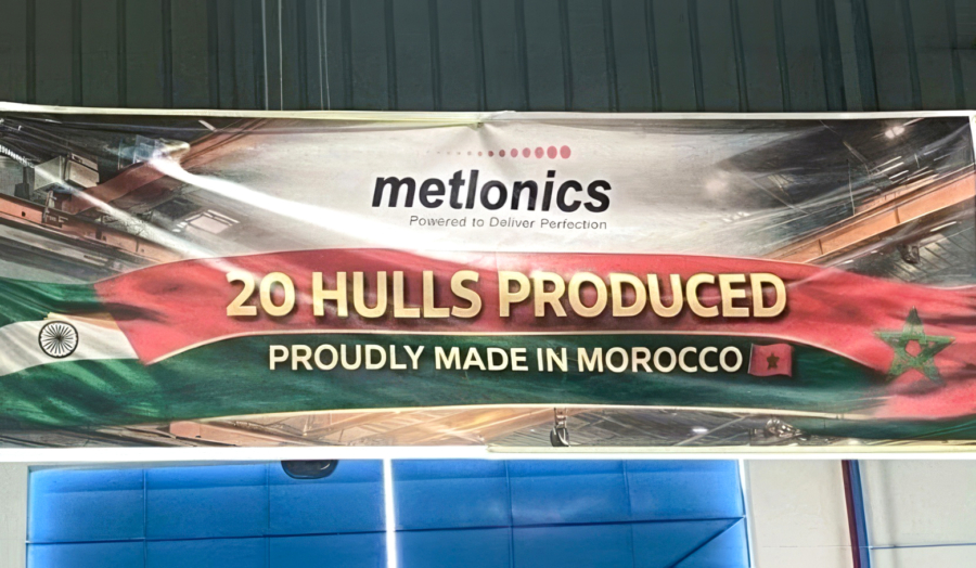 Une banderole célébrant la production de 20 coques pour véhicules blindés WhAP 8x8 dans l'usine marocaine de Metlonics.