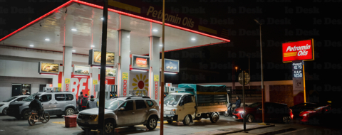 Une station-service casablancaise submergée par l'afflux d'automobilistes, dans la nuit du 15 au 16 mars 2026.