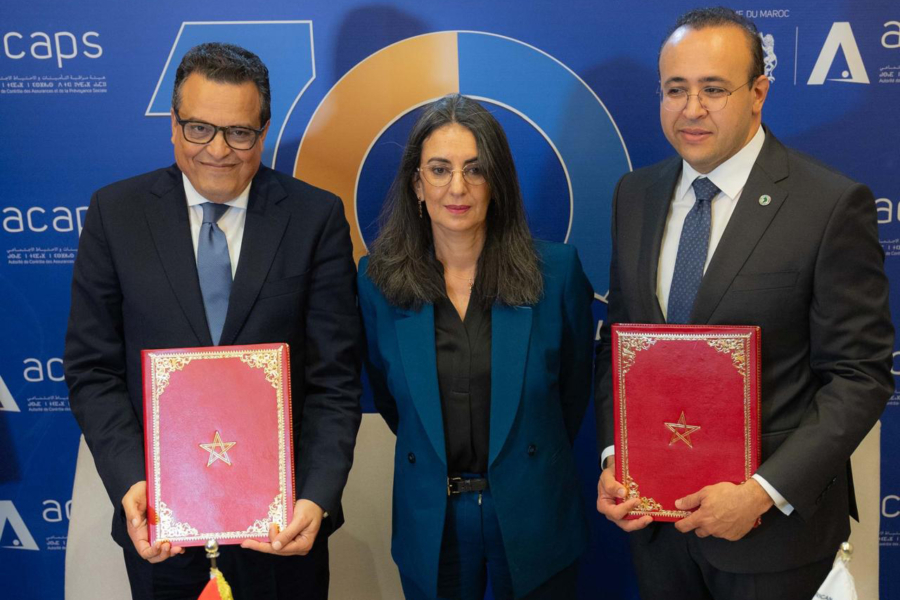 Abderrahim Chaffai, président de l’ACAPS, Nadia Fettah, ministre de l'Économie et des Finances, et Achraf Tarsim, responsable pays de la BAD au Maroc.
