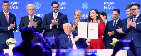 Lors de la signature de la Charte constitutive du Conseil de Paix par Nasser Bourita, ministre des Affaires étrangères, en présence de Donald Trump, président des États-Unis, le 22 janvier 2026, à Davos, en Suisse.