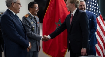 Le ministre délégué chargé de l'Administration de la Défense nationale, Abdeltif Loudyi, et le général de corps d'armée Mohammed Berrid, inspecteur général des FAR, avec le sous-secrétaire américain à la Politique de défense Elbridge Colby à Arlington, aux États-Unis, le 15 avril 2026.