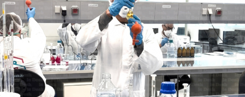 Des laborantins dans l'usine Smart Factory de Pharma 5 à Bouskoura. Crédit : Le Desk