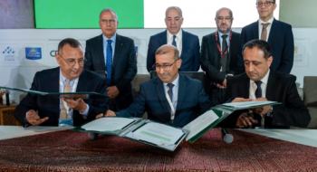Lors de la signature de la convention de partenariat entre le Crédit Agricole du Maroc et le ministère de l’Agriculture, en présence du ministre Ahmed El Bouari, en marge du SIAM 2026 à Meknès.
