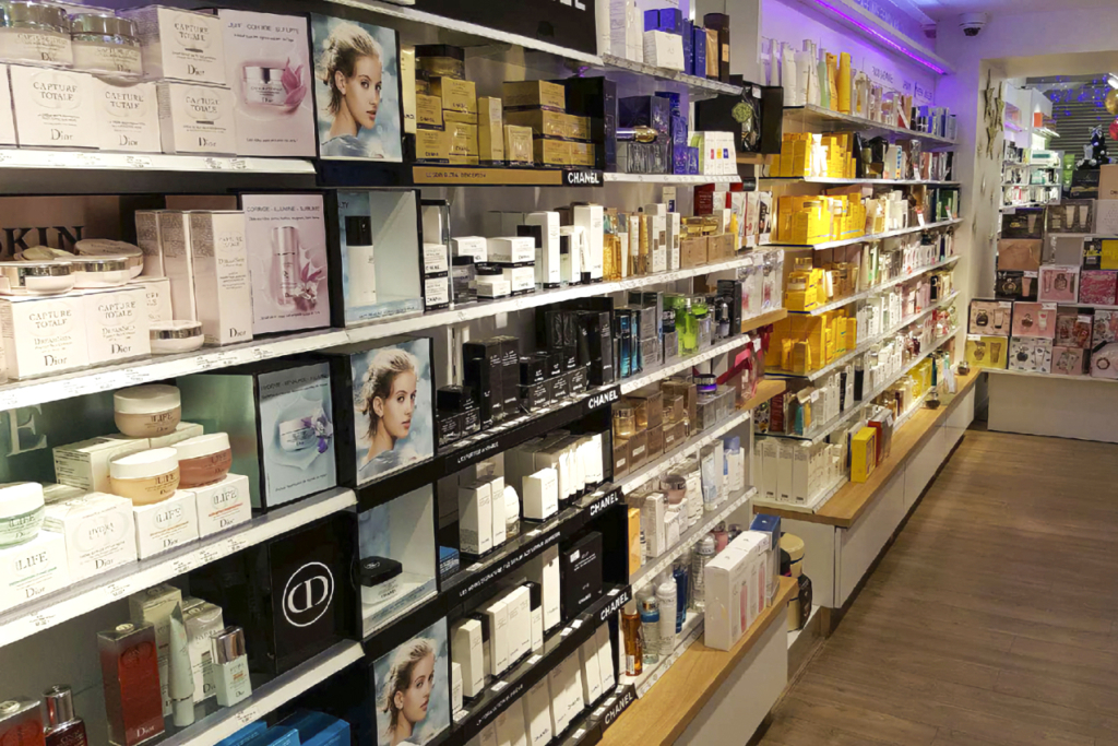 Des rayons de produits cosmétiques et de parfums haut de gamme dans un point de vente spécialisé (photo d'illustration).