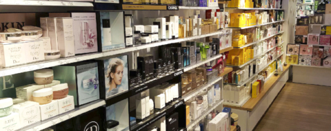 Des rayons de produits cosmétiques et de parfums haut de gamme dans un point de vente spécialisé (photo d'illustration).