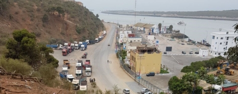File de camions aux abords de la plage de Mehdia.