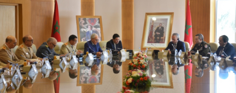 Lors de la signature de l'accord relatif à la participation du Maroc à la Force internationale de stabilisation (ISF) à Gaza, le 15 juillet 2026 à Rabat, en présence de Nasser Bourita, ministre des Affaires étrangères, et de Abdeltif Loudyi, ministre délégué auprès du Chef du gouvernement chargé de l'Administration de la défense nationale.
