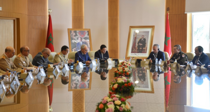 Lors de la signature de l'accord relatif à la participation du Maroc à la Force internationale de stabilisation (ISF) à Gaza, le 15 juillet 2026 à Rabat, en présence de Nasser Bourita, ministre des Affaires étrangères, et de Abdeltif Loudyi, ministre délégué auprès du Chef du gouvernement chargé de l'Administration de la défense nationale.