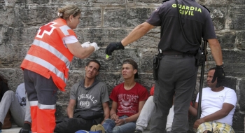 Des migrants mineurs illégaux marocains assistés par la Croix rouge espagnole à leur arrivée à bord de pateras au port de Tarifa.