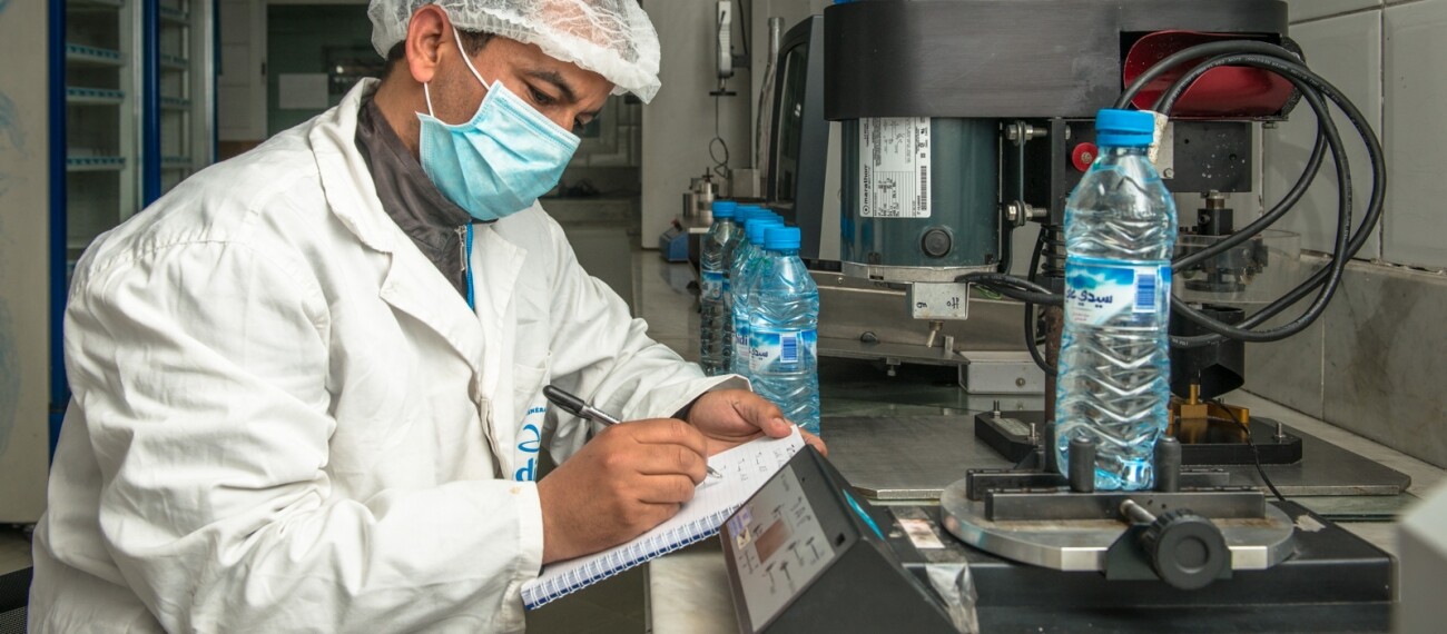 Un laborantin de l'usine de Tarmilate vérifiant la qualité de l'eau de Sidi Ali.