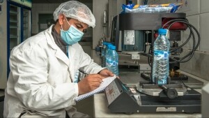 Un laborantin de l'usine de Tarmilate vérifiant la qualité de l'eau de Sidi Ali.
