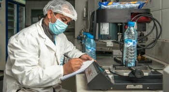 Un laborantin de l'usine de Tarmilate vérifiant la qualité de l'eau de Sidi Ali.
