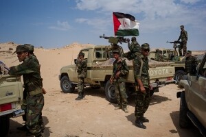 Des éléments armés du Polisario dans la zone de Guerguerat, au-delà du mur de défense marocain, le 17 octobre 2016.