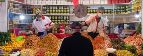 Des commerçants dans leur boutique au marché de Benjdia Casablanca. Les très petites entreprises comme la sienne représenteraient 97 % du tissu économique marocain, selon la Confédération des TPE-PME