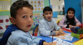 Des enfants dans une classe de préscolaire d'une école à Fnideq.