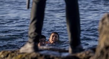 Un membre de la Guardia Civil espagnole face à l'arrivée de jeunes migrants aux abords de l'enclave de Sebta, le 19 mai 2021