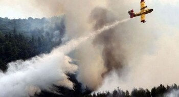 Un Canadair des FAR engagé contre le feu à Chefchaouen.