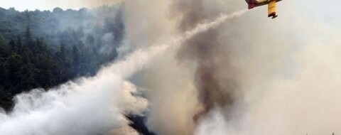 Un Canadair des FAR engagé contre le feu à Chefchaouen.
