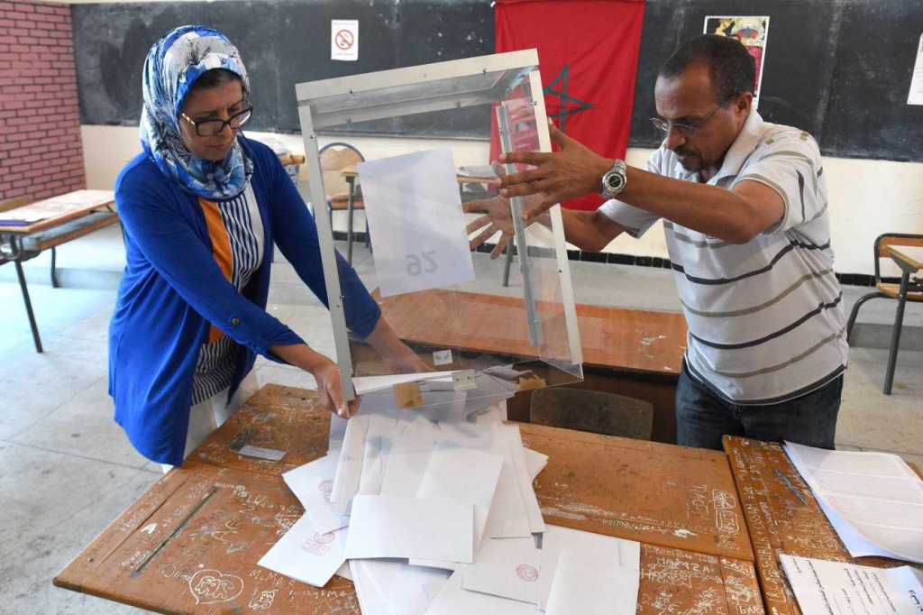 Deux responsables d’un bureau de vote procèdent au dépouillement, à Rabat, le 4 septembre 2015, lors des élections.
